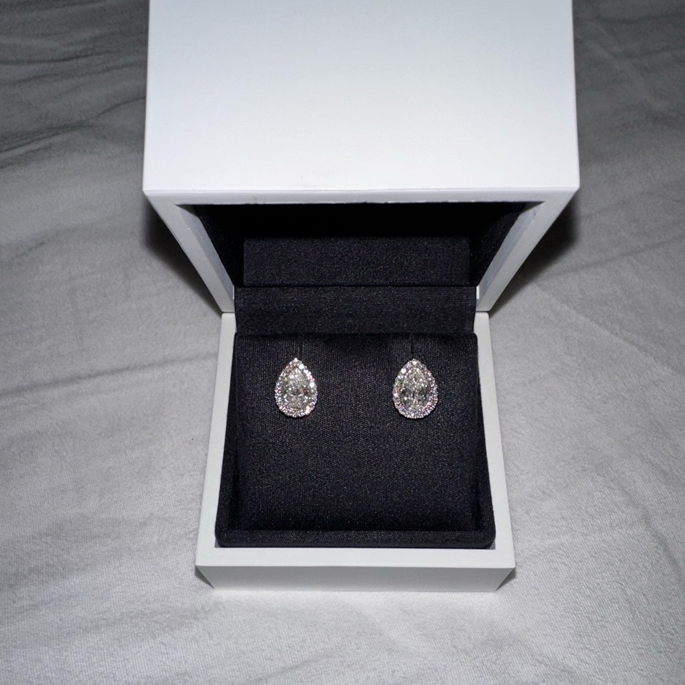 De Beers Aura pear-shaped diamond earrings VS2